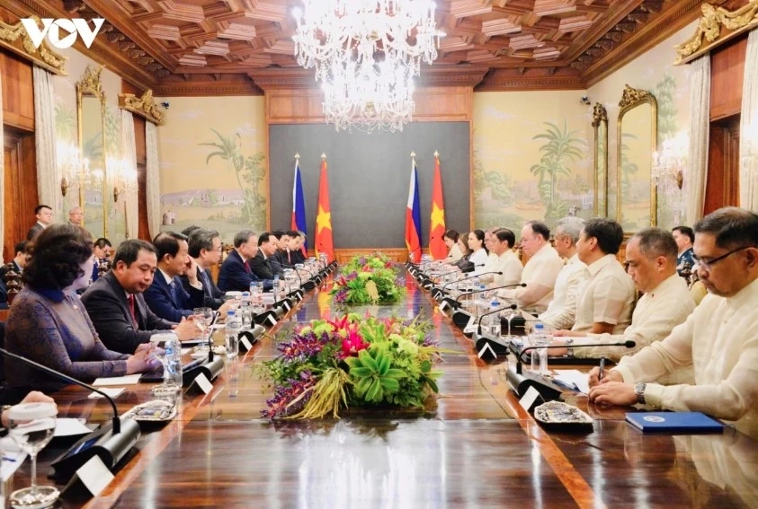philippines fires 21-gun salute to welcome vietnam s top leader on state visit picture 2