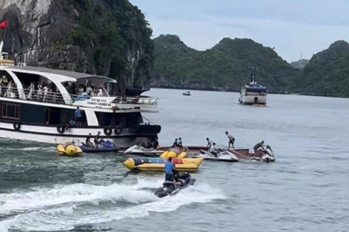anh trai am anh nho lai khoanh khac bat luc giu tay em gai giua vinh lan ha hinh anh 1