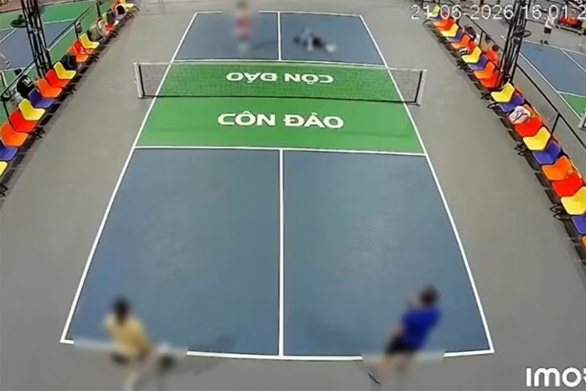nguoi dan ong dot tu khi dang choi pickleball o vung tau hinh anh 1