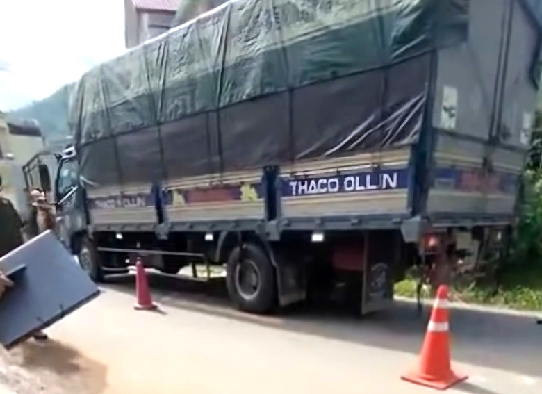 Va chạm giữa ô tô và xe máy điện ở Phú Thọ, 2 cháu nhỏ tử vong thương tâm