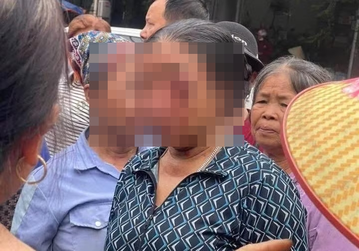 Vụ tiểu thương bị xịt nước chảy máu mắt ở Phú Thọ: Nạn nhân vẫn đau nhức, hoảng loạn