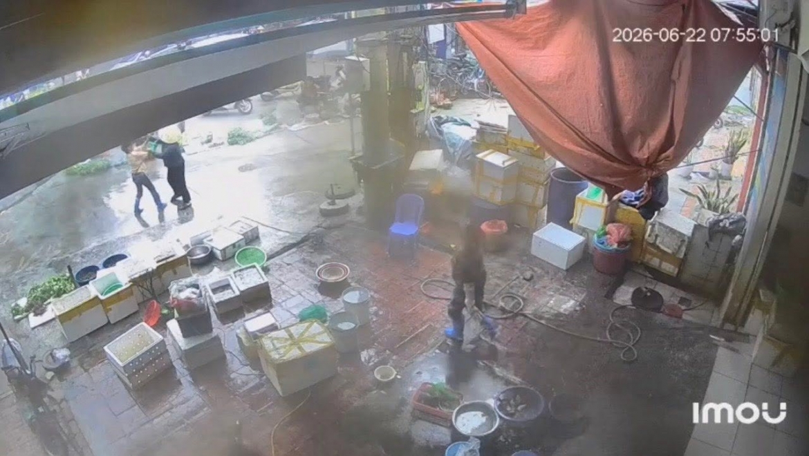 khoi to nguoi phu nu dung voi rua xe ap luc cao xit vao mat nguoi ban rau hinh anh 2