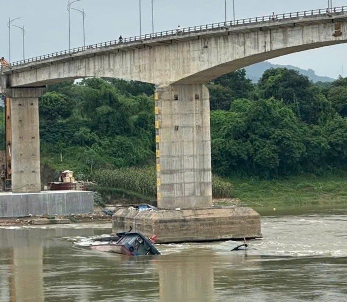 Đề nghị tạm dừng cầu phao để trục vớt 2 tàu chìm mắc tại cầu Sông Lô