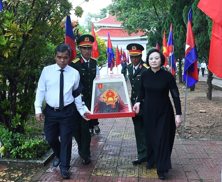 pho thu tuong pham thi thanh tra du le truy dieu, an tang liet si tai quang ngai hinh anh 2