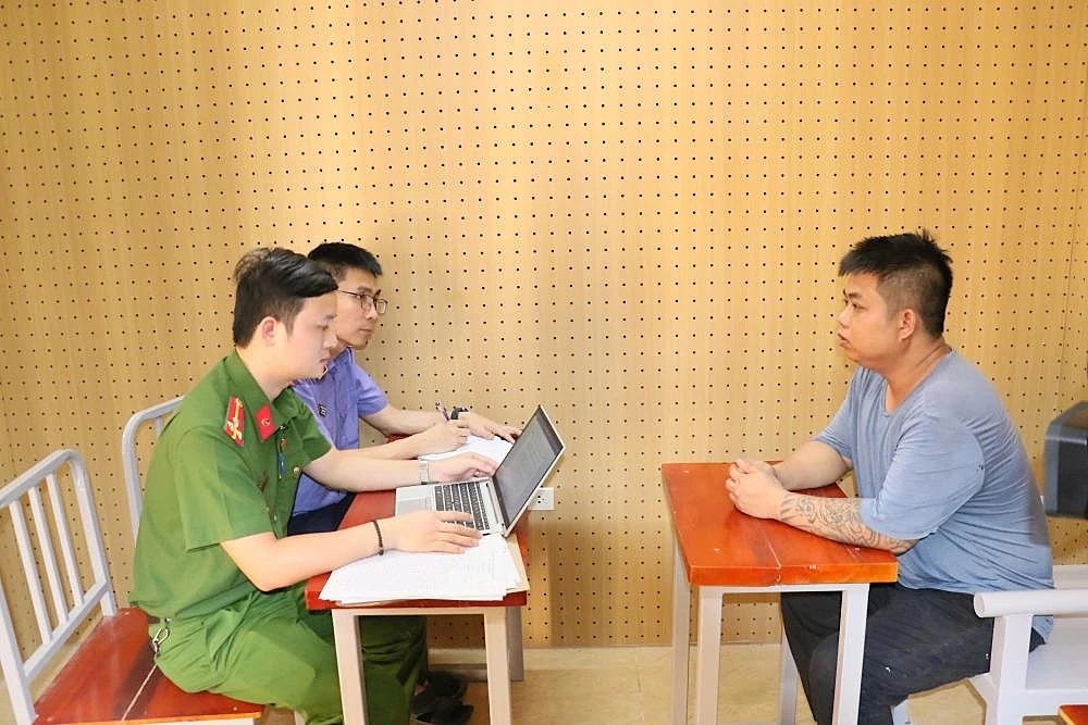khoi to 2 doi tuong gia danh phong vien de tong tien hinh anh 1