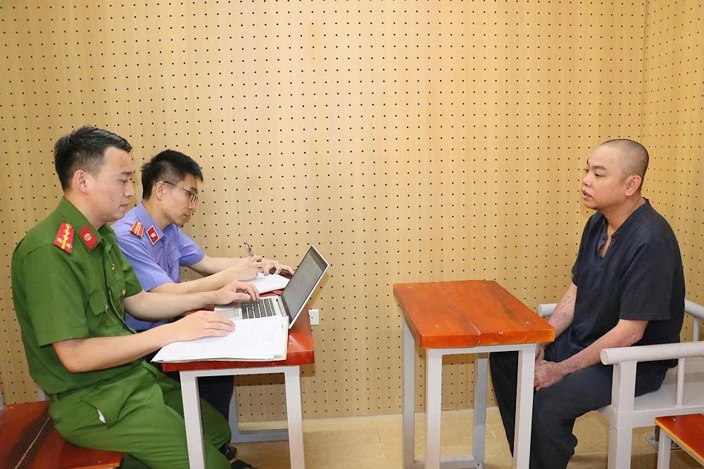 khoi to 2 doi tuong gia danh phong vien de tong tien hinh anh 2