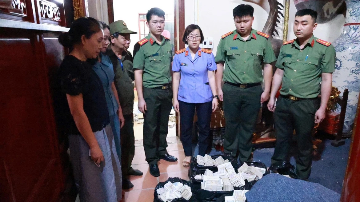 khoi to 3 nguoi chiem doat tien cong duc tai den ky cung, lang son hinh anh 1