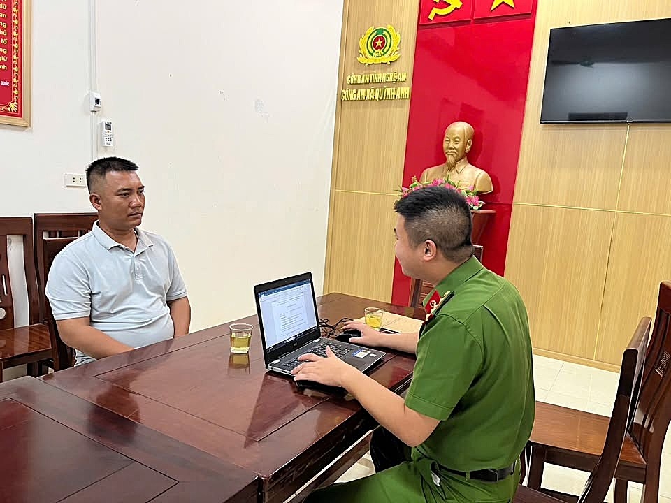 cong an moi nguoi bo len lam viec sau don trinh bao nghi bao hanh con trai hinh anh 1