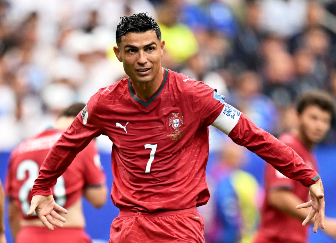 du am bo Dao nha 5-0 uzbekistan ronaldo la hien tuong, khong phai la ganh nang hinh anh 2