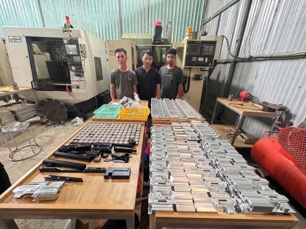 pha duong day san xuat, mua ban sung quy mo lon duoi vo boc xuong co khi dan dung hinh anh 2