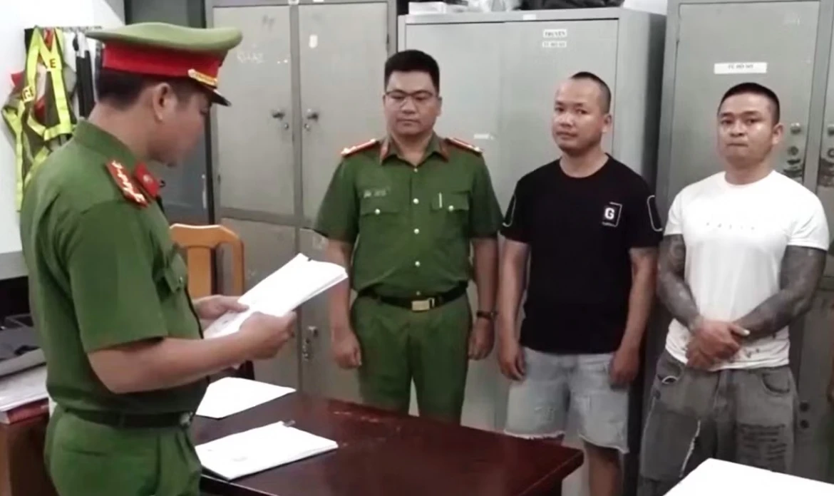 tam giu ba doi tuong trong hai nhom hon chien bang hung khi tren duong pho hinh anh 2