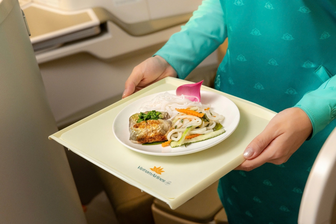 vietnam airlines dinh vi van hoa viet qua thuc don cham sen hinh anh 3