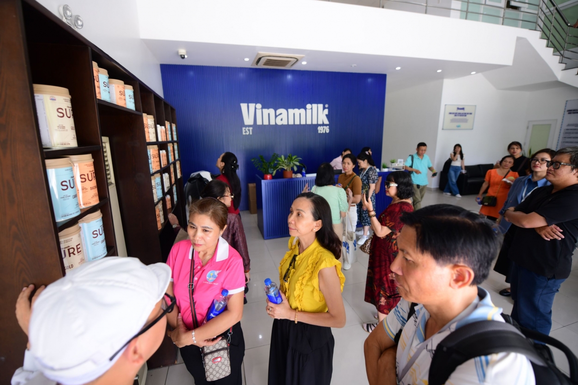 vinamilk don the he dong nien tham quan nha may hinh anh 2