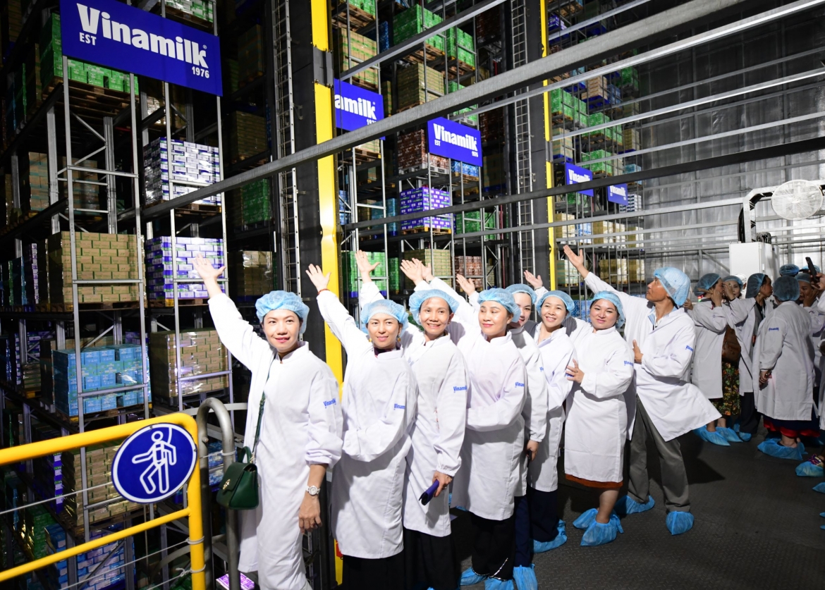 vinamilk don the he dong nien tham quan nha may hinh anh 4