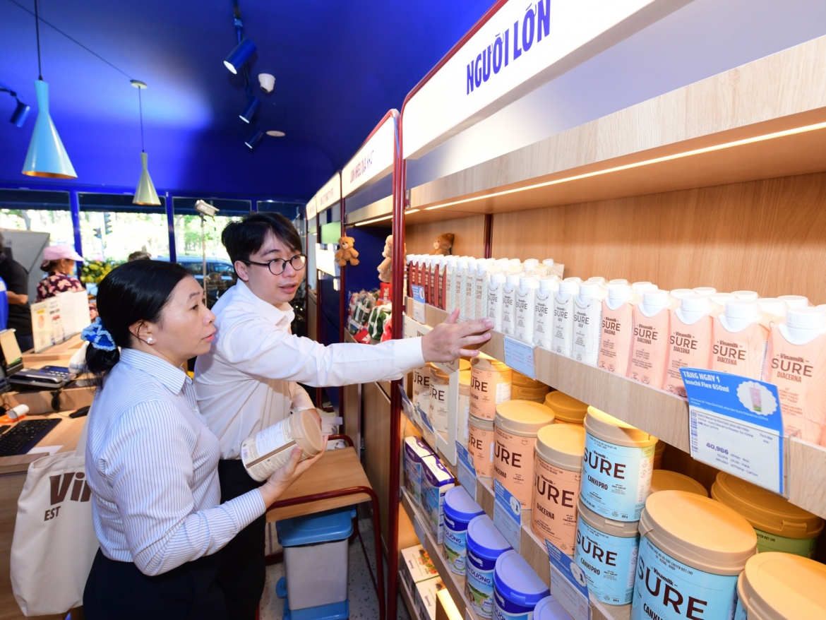 vinamilk don the he dong nien tham quan nha may hinh anh 6