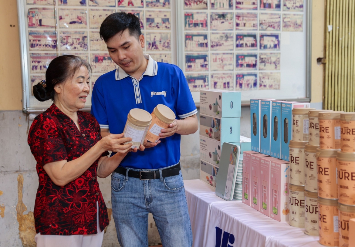 vinamilk don the he dong nien tham quan nha may hinh anh 9
