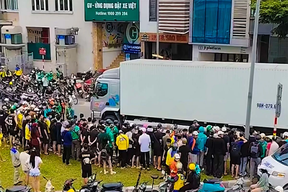 một người tử vong sau khi bị xe tải cuốn vào gầm ở khu vực cầu mai dịch, hà nội hình ảnh 1 mot nguoi tu vong sau khi bi xe tai cuon vao gam o khu vuc cau mai dich, ha noi hinh anh 1
