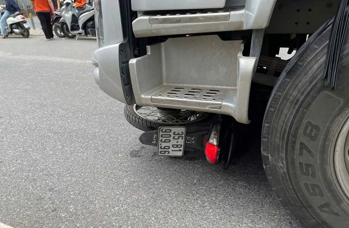 một người tử vong sau khi bị xe tải cuốn vào gầm ở khu vực cầu mai dịch, hà nội hình ảnh 2 mot nguoi tu vong sau khi bi xe tai cuon vao gam o khu vuc cau mai dich, ha noi hinh anh 2