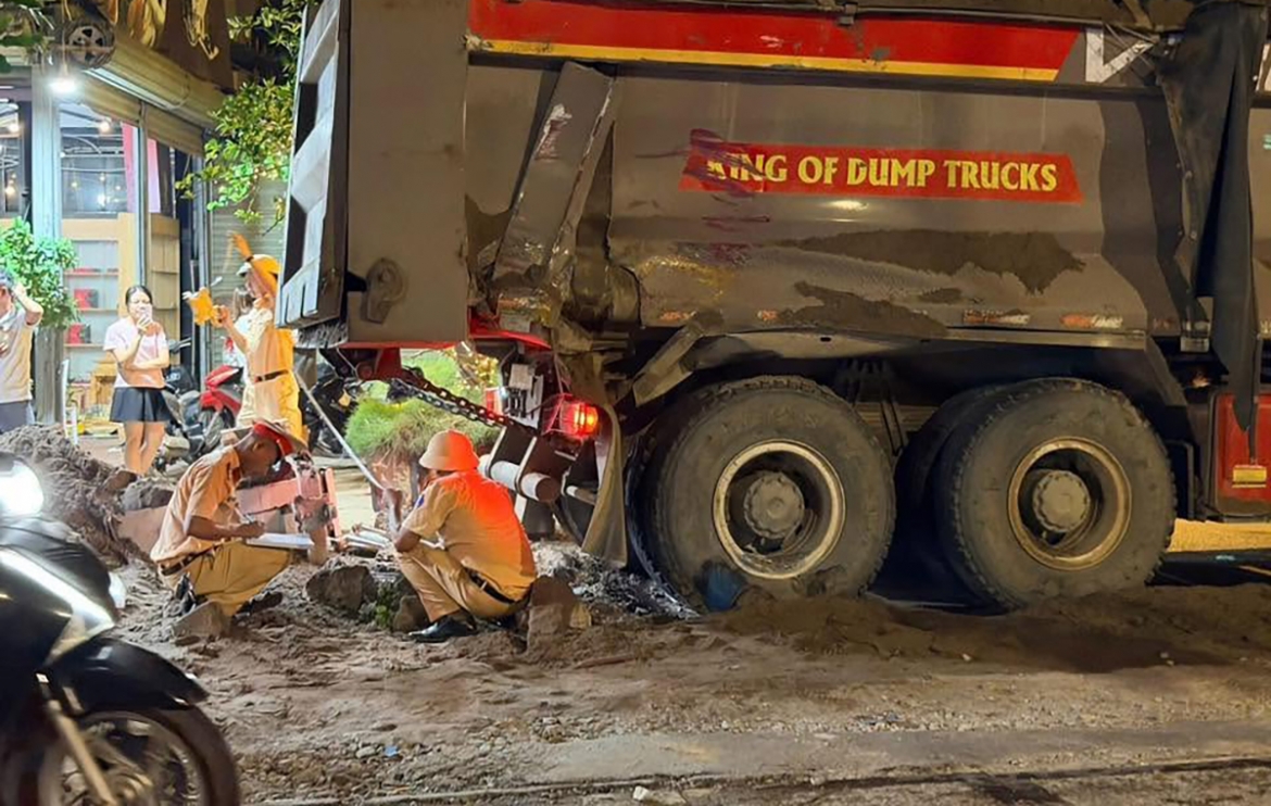 nguyen nhan vu va cham kinh hoang giua xe tai va tau hoa o thuong tin, ha noi hinh anh 3