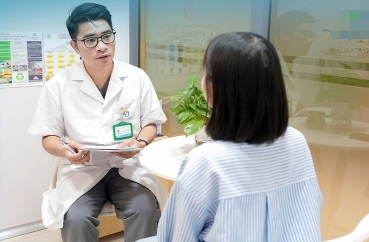be gai 13 tuoi nhin an sang de co tien di kham tam ly sau thoi gian dai bi co lap hinh anh 1