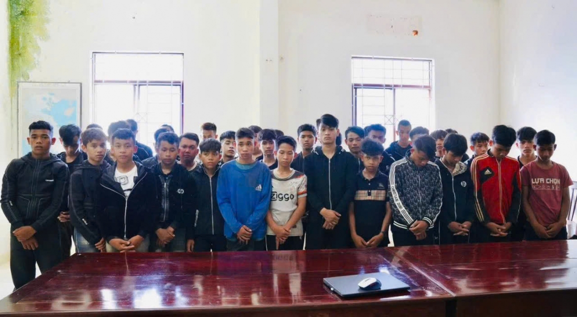 khoi to 17 doi tuong mang hung khi truy lung doi thu hinh anh 1