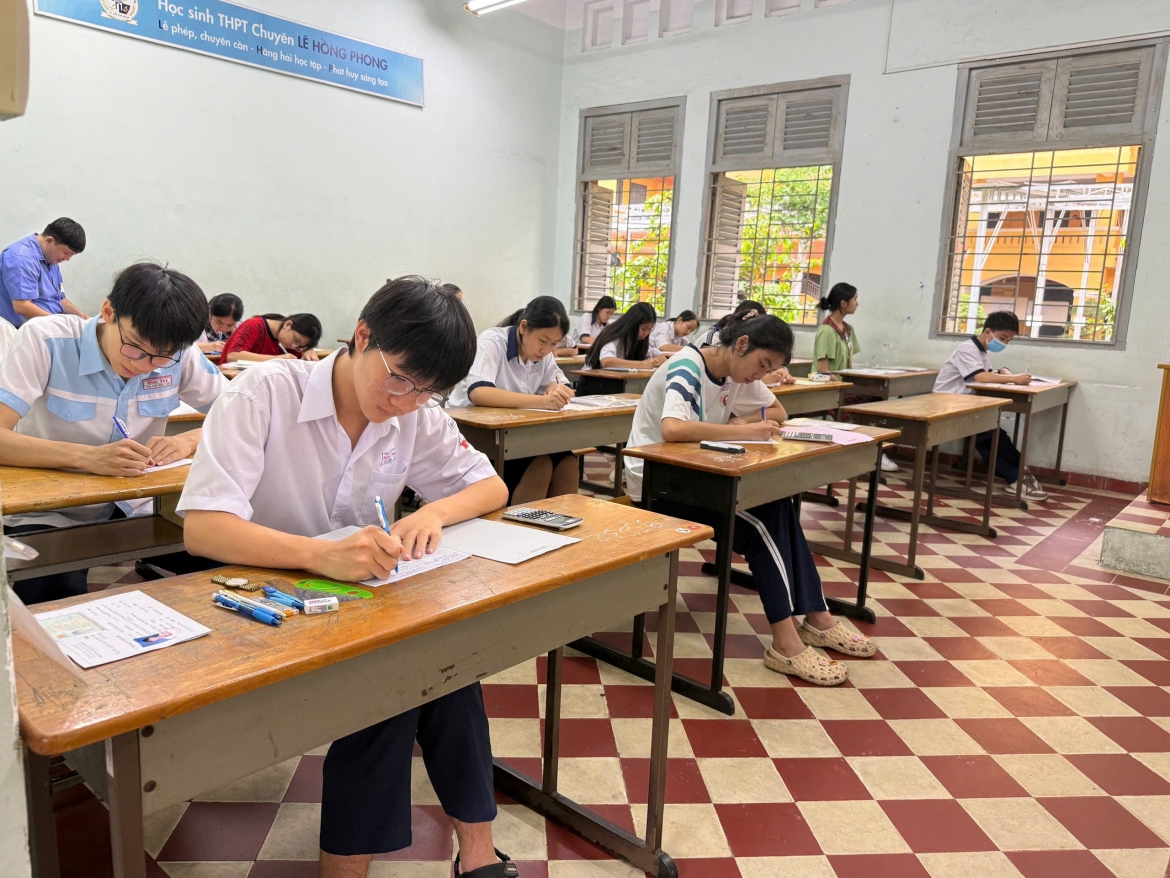 Diem chuan vao lop 10 chuyen o tp.hcm co mon tang hon 6 diem hinh anh 1
