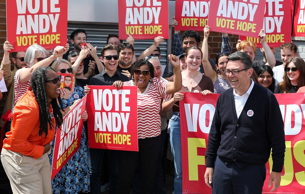 nhung dieu can biet ve andy burnham - ung vien so mot cho ghe thu tuong anh hinh anh 2