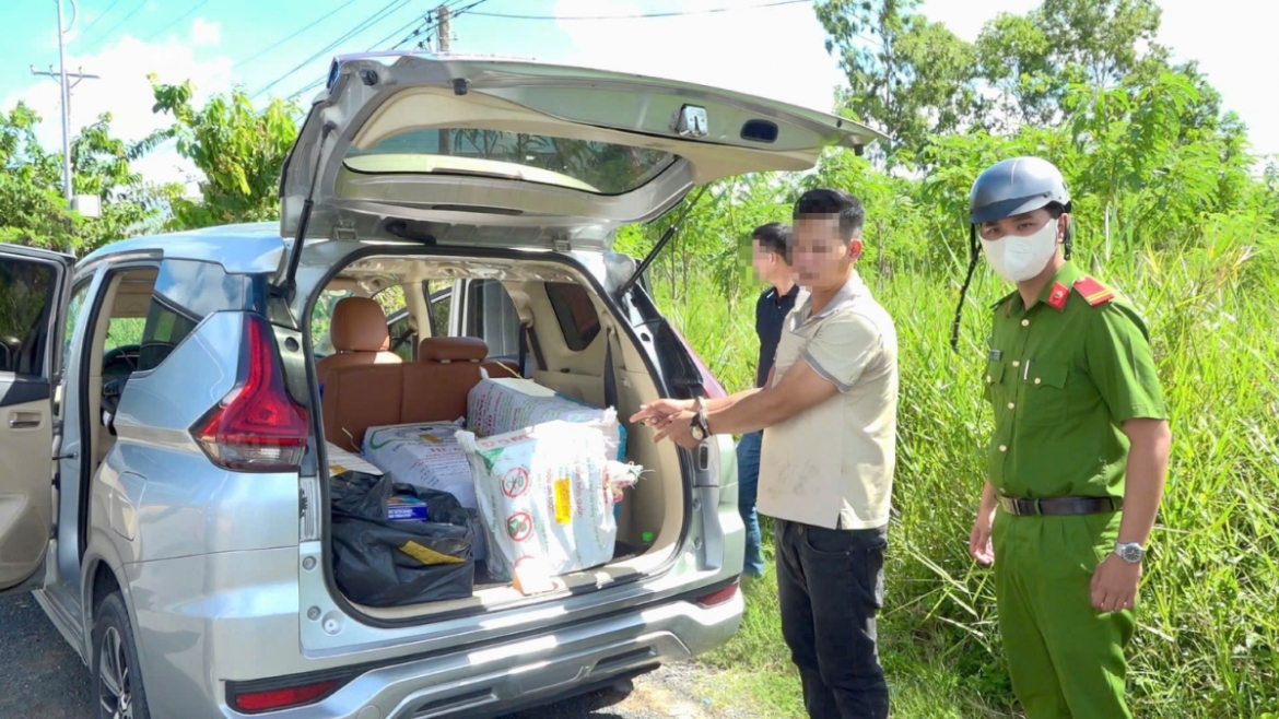 can tho bat qua tang doi tuong cho thue gan 3.000 bao thuoc la lau bang xe o to hinh anh 1