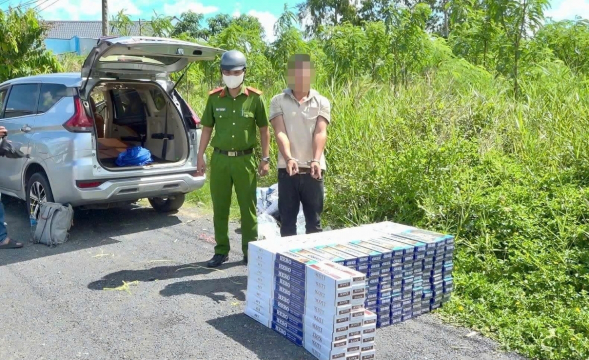 Cần Thơ: Bắt quả tang đối tượng chở thuê gần 3.000 bao thuốc lá lậu bằng xe ô tô