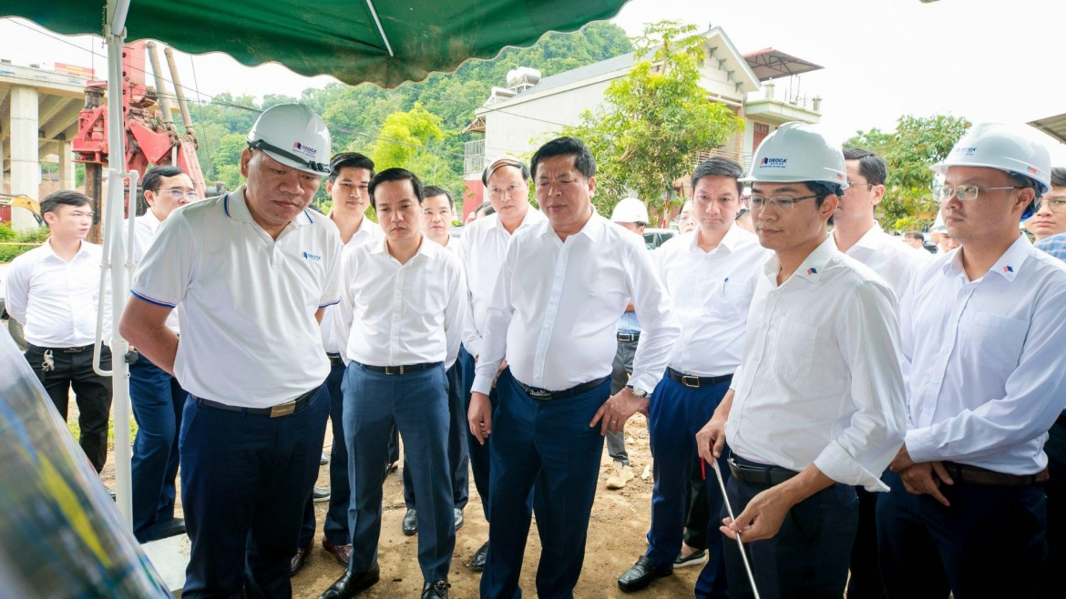 Duong len tra linh cong truong khong nghi giua dai ngan Dong bac hinh anh 1