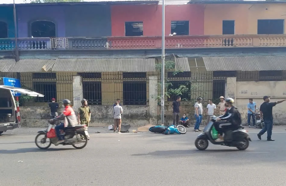 nam thanh nien tu vong sau khi tong xe vao cot dien tren pho ngoc lam ha noi hinh anh 1