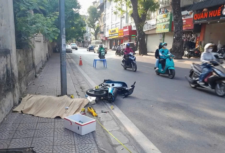 nam thanh nien tu vong sau khi tong xe vao cot dien tren pho ngoc lam ha noi hinh anh 2