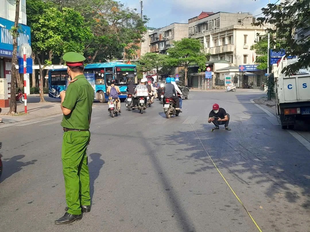 nam thanh nien tu vong sau khi tong xe vao cot dien tren pho ngoc lam ha noi hinh anh 3