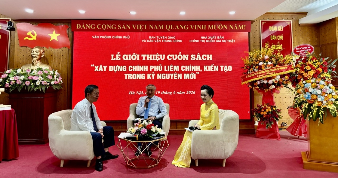 gioi thieu sach cua nguyen pho thu tuong thuong truc chinh phu nguyen hoa binh hinh anh 4