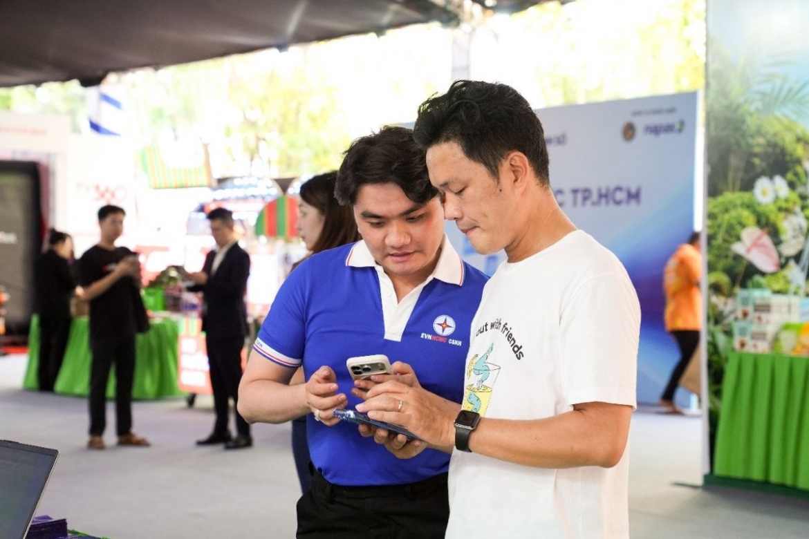 nganh dien tp.hcm mang trai nghiem so den voi khach hang hinh anh 1