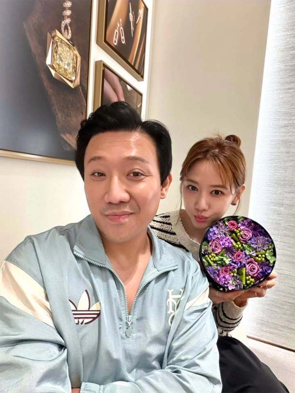 sao viet 26-6 lan truyen anh nghi la anh cuoi Den vau va hoang thuy linh hinh anh 4