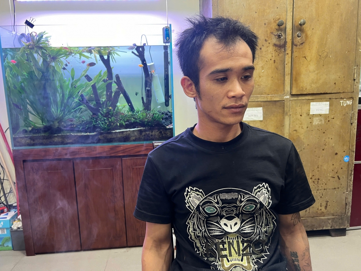 ten trom bi camera an ninh ghi lai hinh anh khi dang hanh nghe tai ha noi hinh anh 1