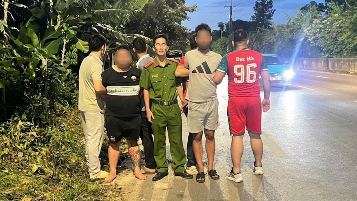 tuan tra dem o ha noi phat hien thanh nien tang tru ma tuy da hinh anh 1