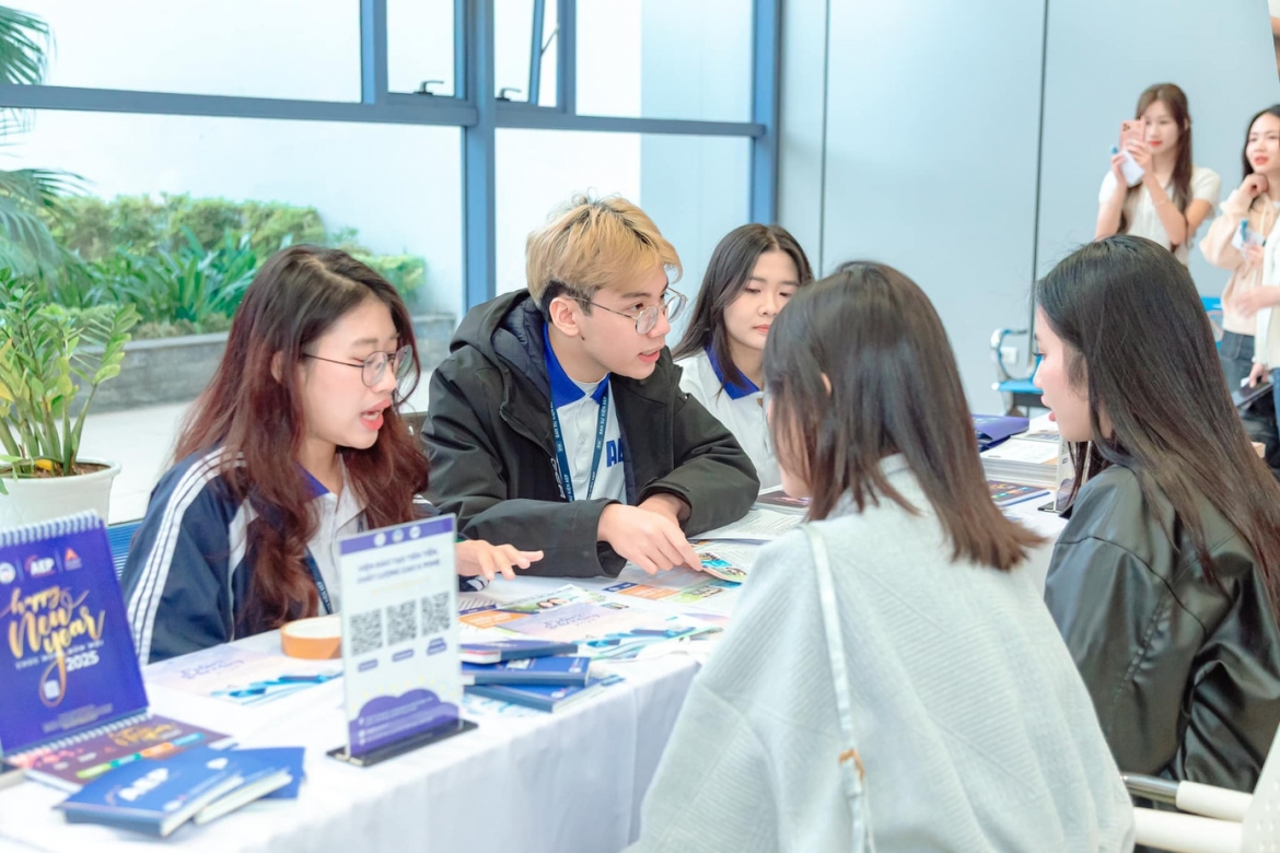 Dai hoc kinh te quoc dan bo xet tuyen ket hop ielts tu nam 2027 hinh anh 1