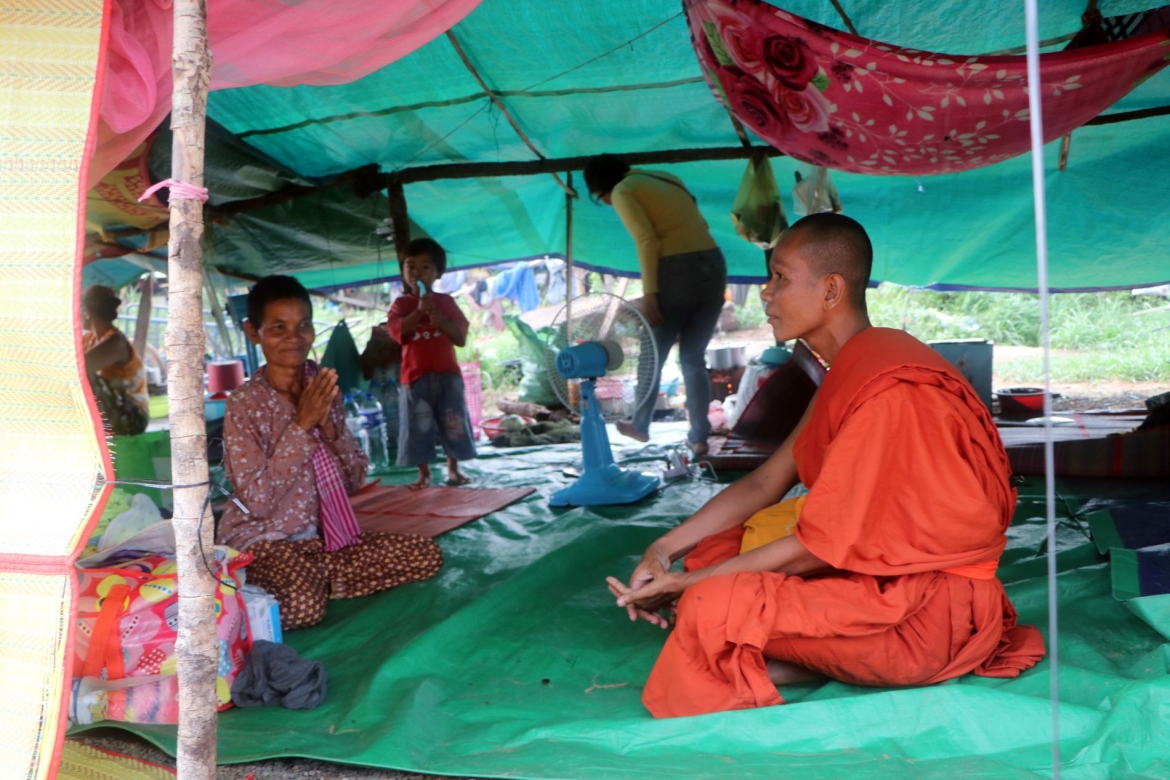 Di qua do nat de tim cau chuyen ve hoa binh hinh anh 3