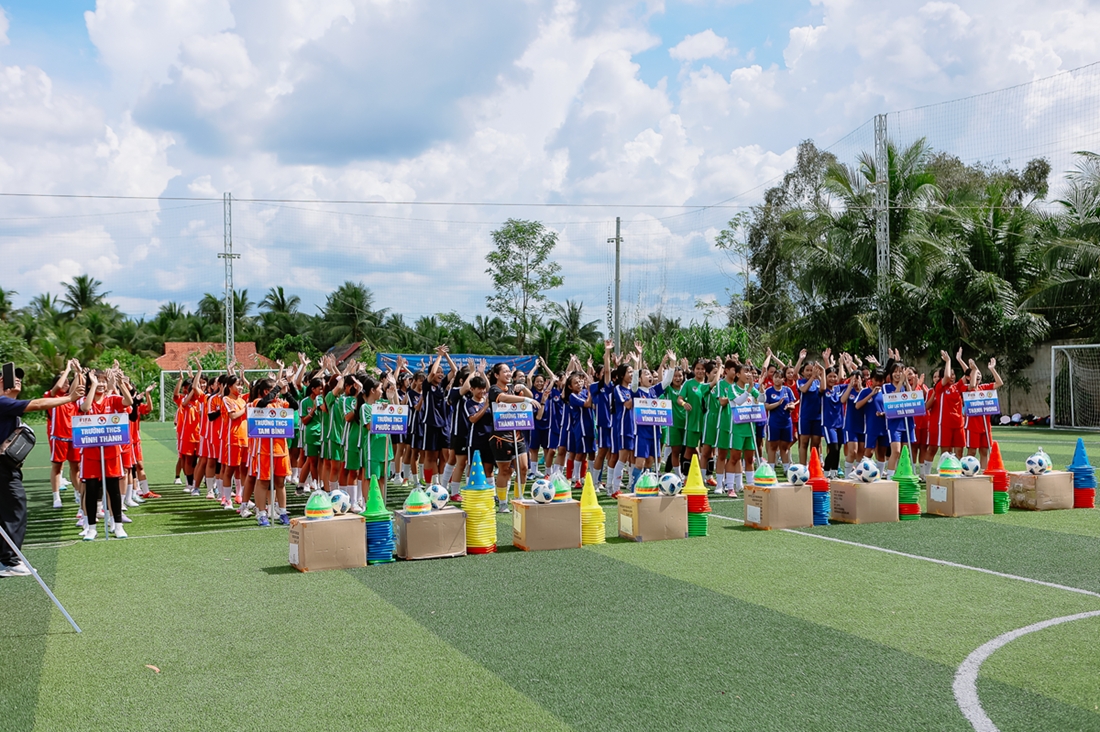 160 van dong vien tre tham du festival bong da nu tre 2026 tai vinh long hinh anh 2