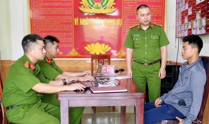 giat dien thoai cua phu nu di duong, nguoi dan ong nhanh chong sa luoi hinh anh 1