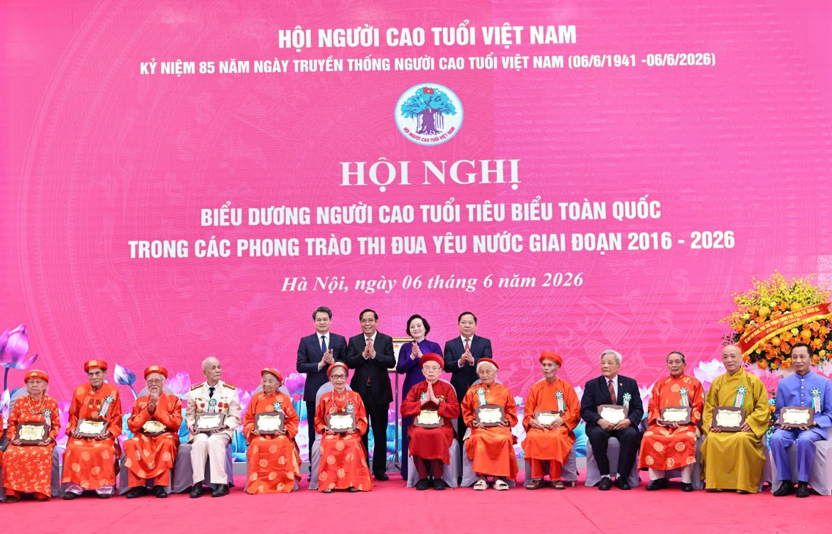 tôn vinh 169 người cao tuổi tiêu biểu xuất sắc trong thi đua yêu nước hình ảnh 5 ton vinh 169 nguoi cao tuoi tieu bieu xuat sac trong thi dua yeu nuoc hinh anh 5