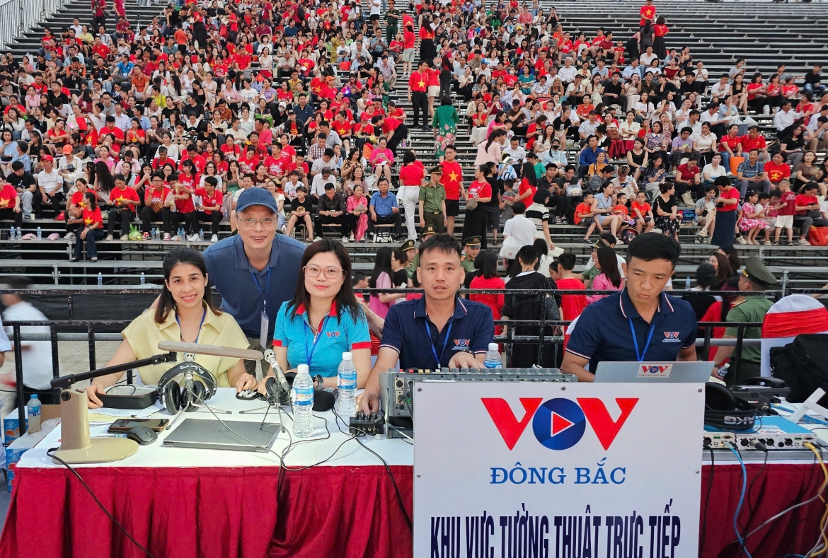 chuyen nghe giu tieng noi giua tam bao hinh anh 2