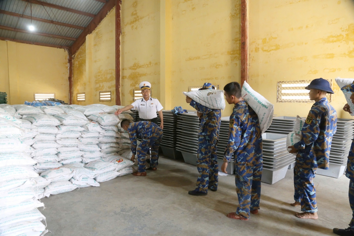 binh doan 15 trao 50 tan phan bon gop suc xanh hoa truong sa hinh anh 2