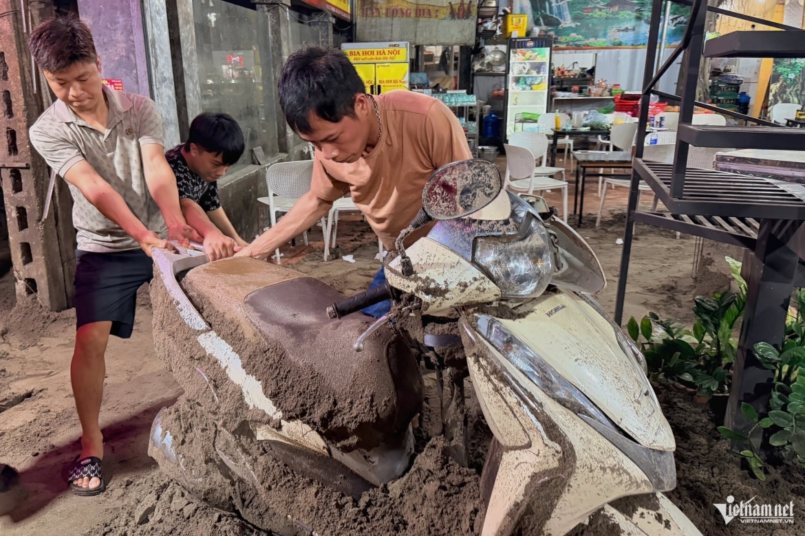 tau hoa tong o to tai cho cat o ha noi, 4 xe may bi vui lap hinh anh 3