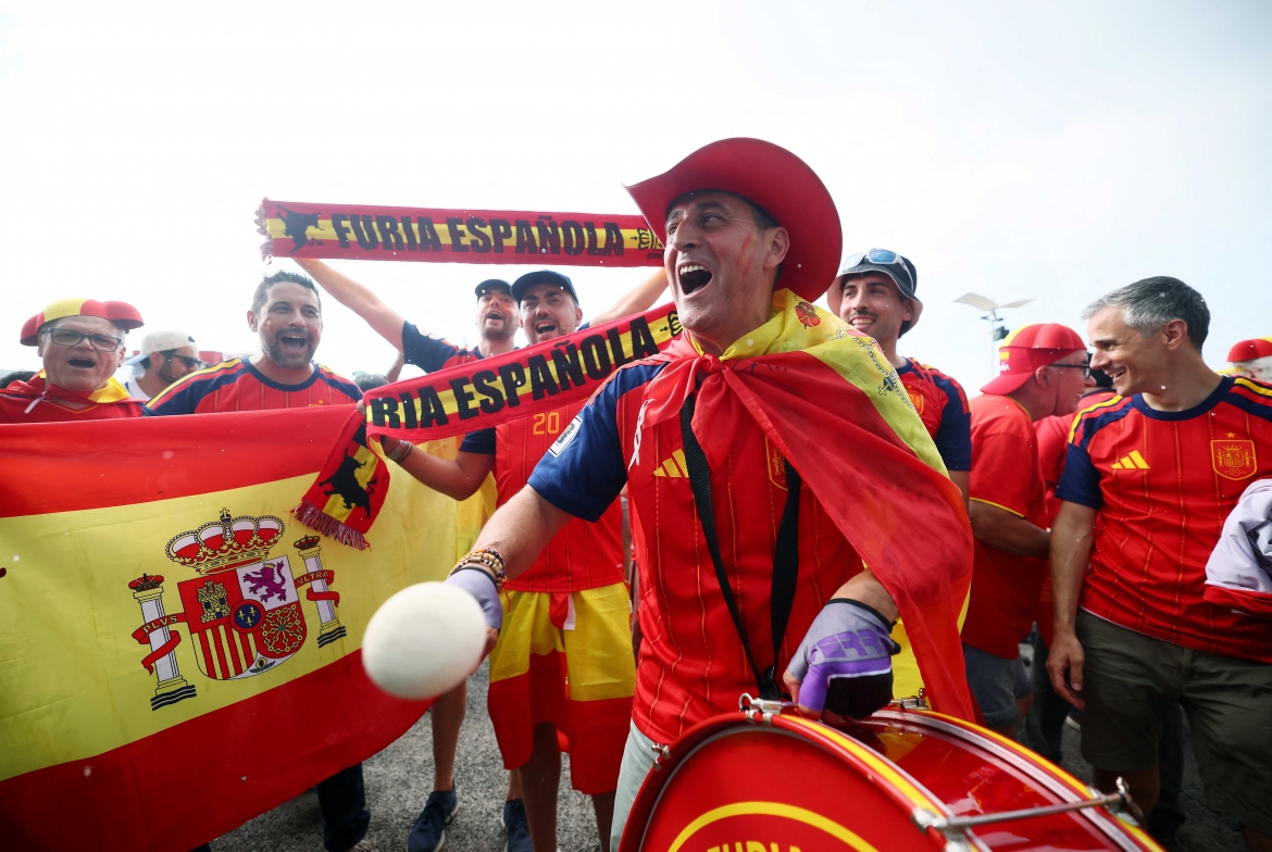 Dieu khien world cup khac biet khong chi la bong da hinh anh 1