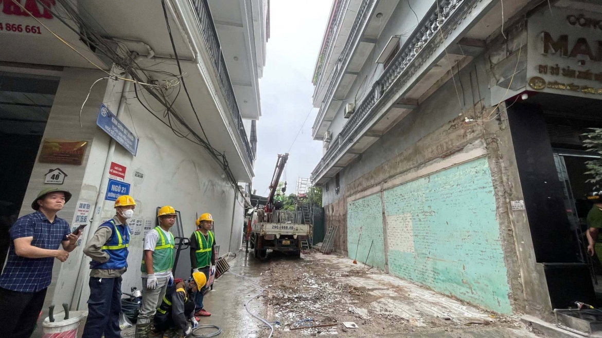 tháo dỡ hạng mục vi phạm ngôi nhà của người đàn ông xịt nước vào thợ nhà hàng xóm ở tây phương hình ảnh 2 thao do hang muc vi pham ngoi nha cua nguoi dan ong xit nuoc vao tho nha hang xom o tay phuong hinh anh 2