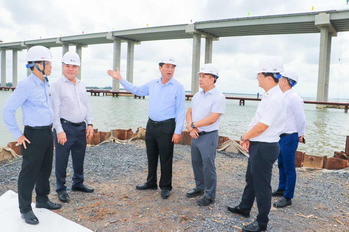 Dung dung nui nay trong nui no Doi viec lien tuc, nguoi lao dong duoc- mat gi hinh anh 1