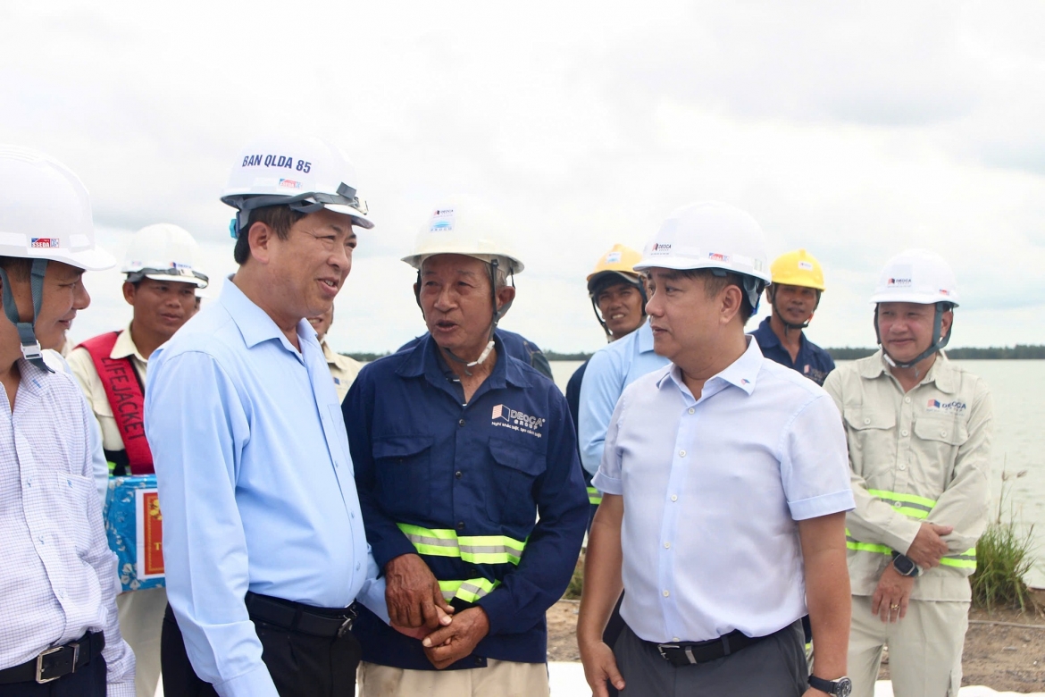 Dung dung nui nay trong nui no Doi viec lien tuc, nguoi lao dong duoc- mat gi hinh anh 3